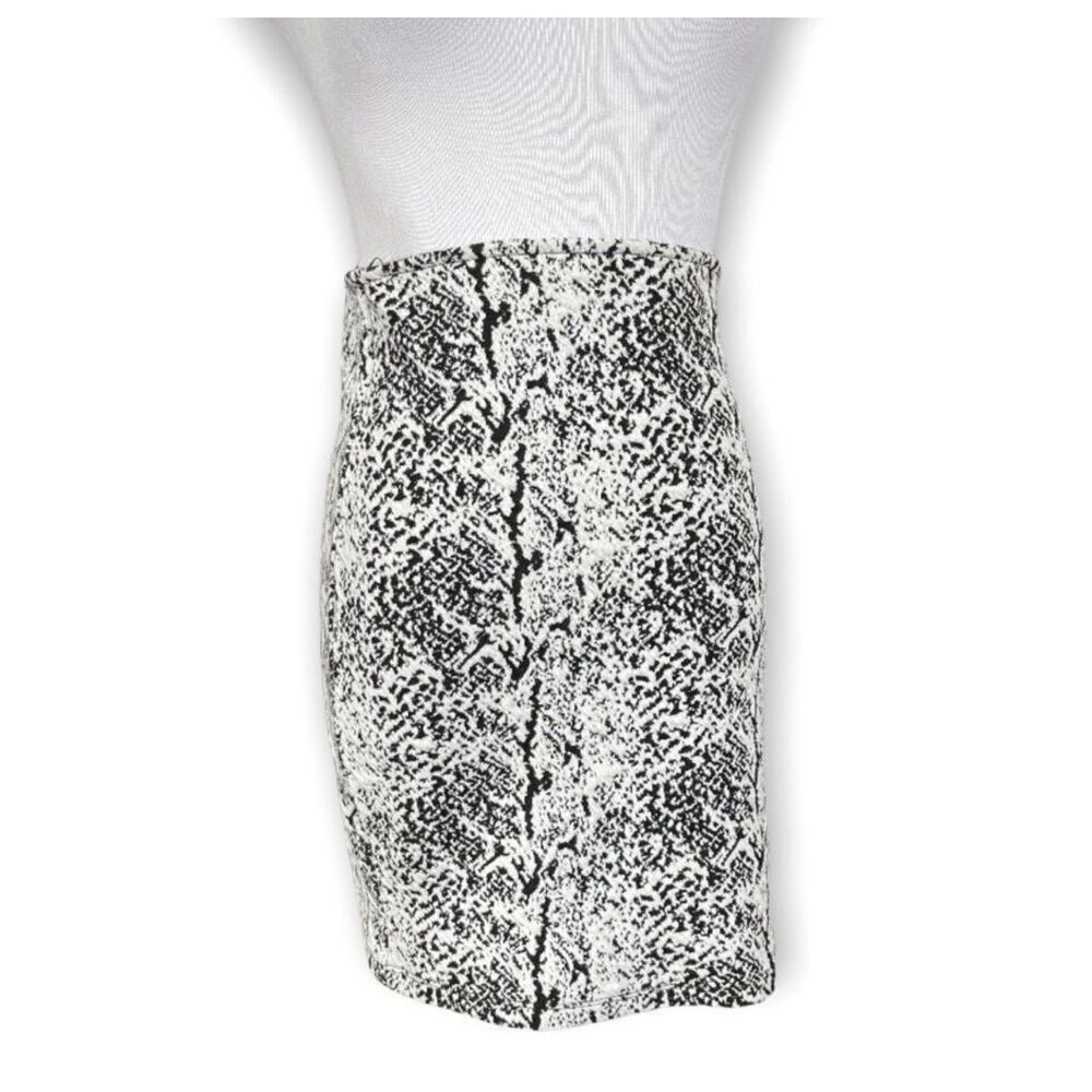 Womens H&M Divided Black & White Animal Print Mini Skirt - Sz 6